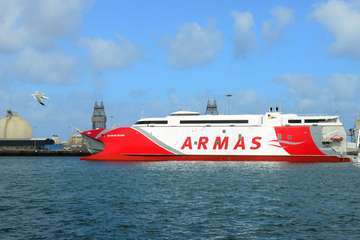 El catamarán 'Volcán de Tagoro', el fast ferry más avanzado del mundo, arriba a Canarias (Foto TA)
